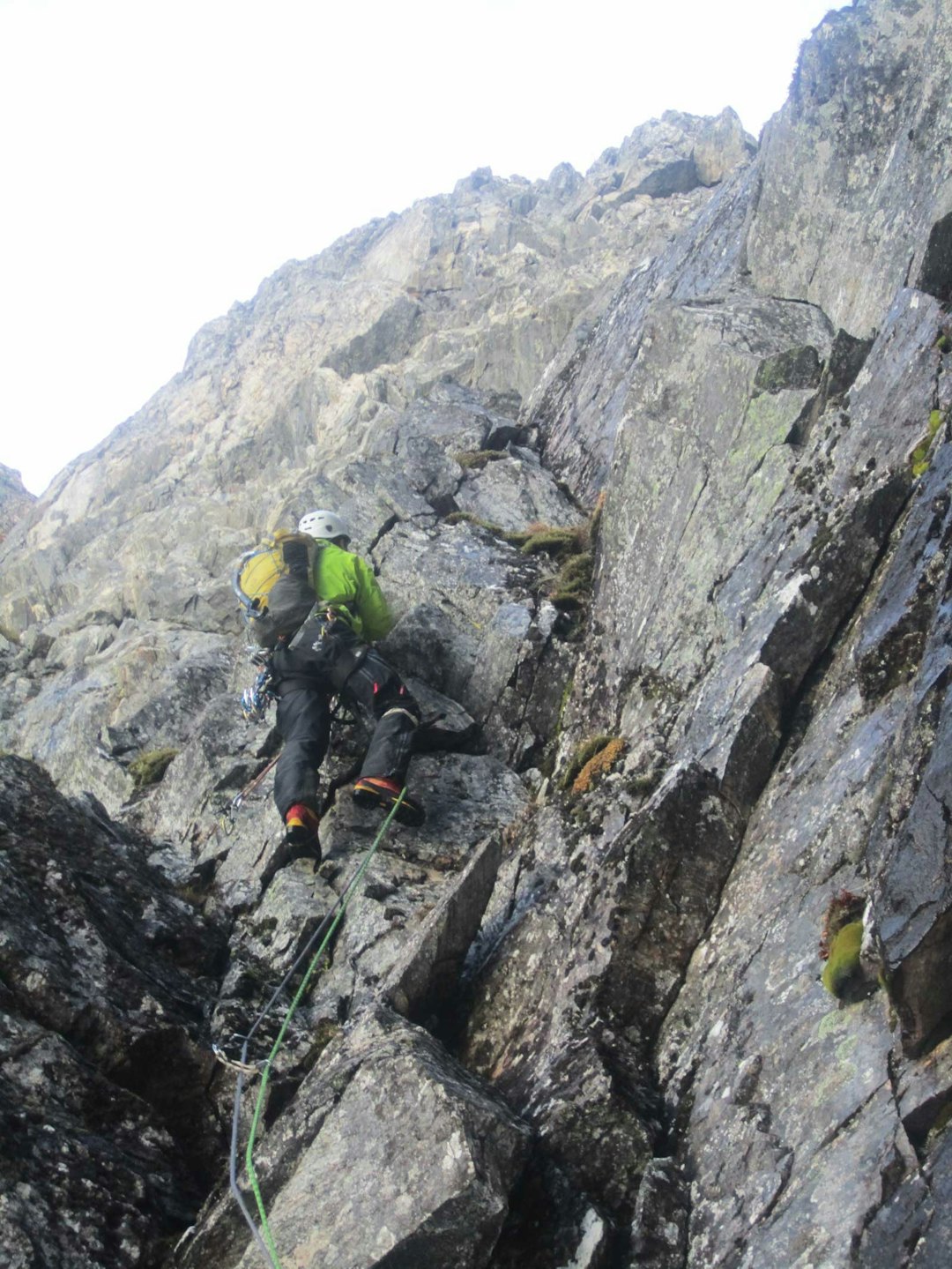 Fjellklatring: Åsmund Vaage leder an opp den bratte veggen fra Armstrong-Vigdal til sørryggen av Slogen. Foto: Stig Helset Climbers-book-6