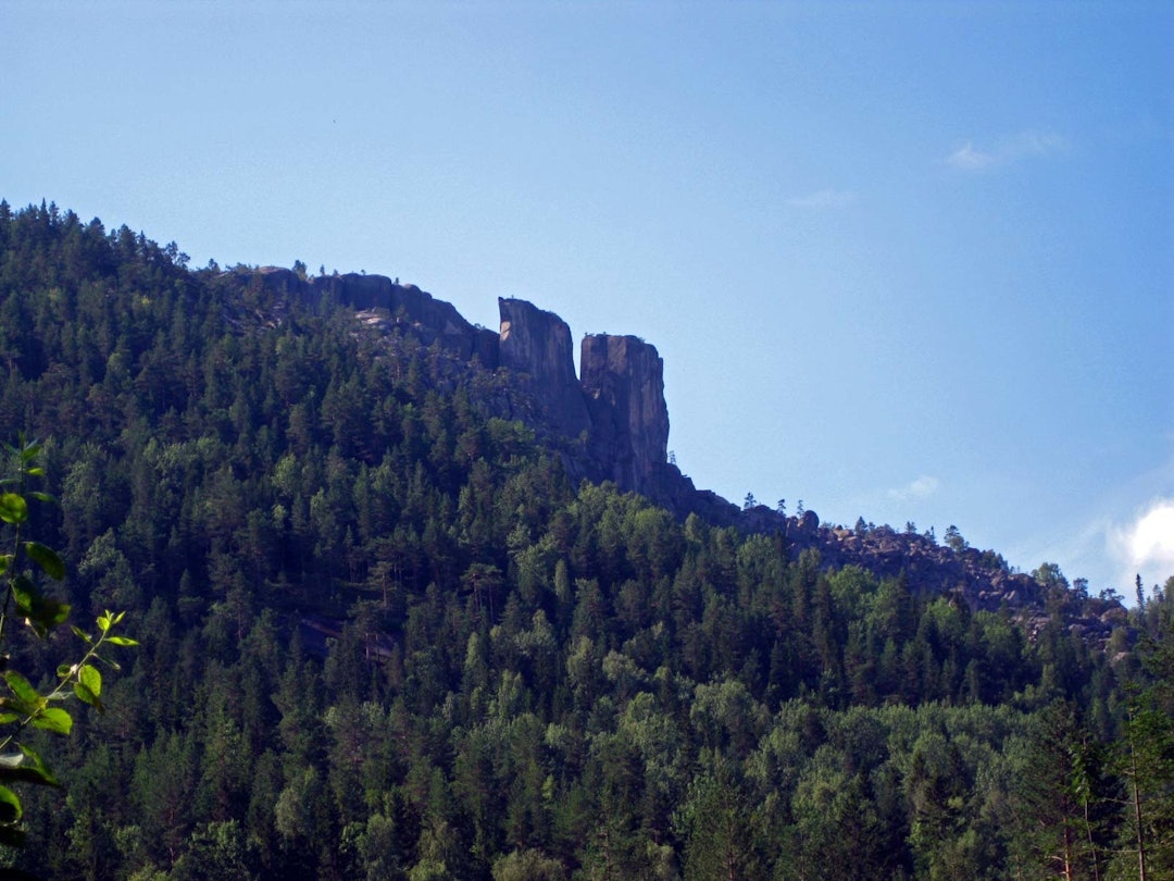 Landemerke: Siluetten av Gygrestolen-formasjonene sett fra avstand. Foto: Geir Evensen