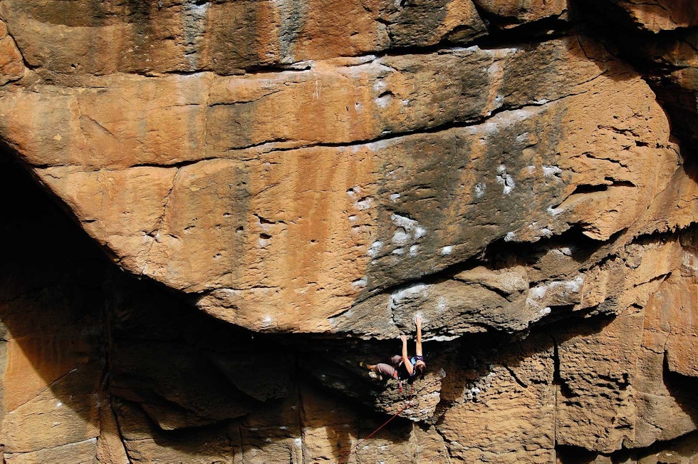 Dame på tur: Pia Albertson får seg en romjulspump på Cabrolina (7b), Arico Lower, Tenerife. Foto: Dag Hagen Klatretrening-Buldring-2