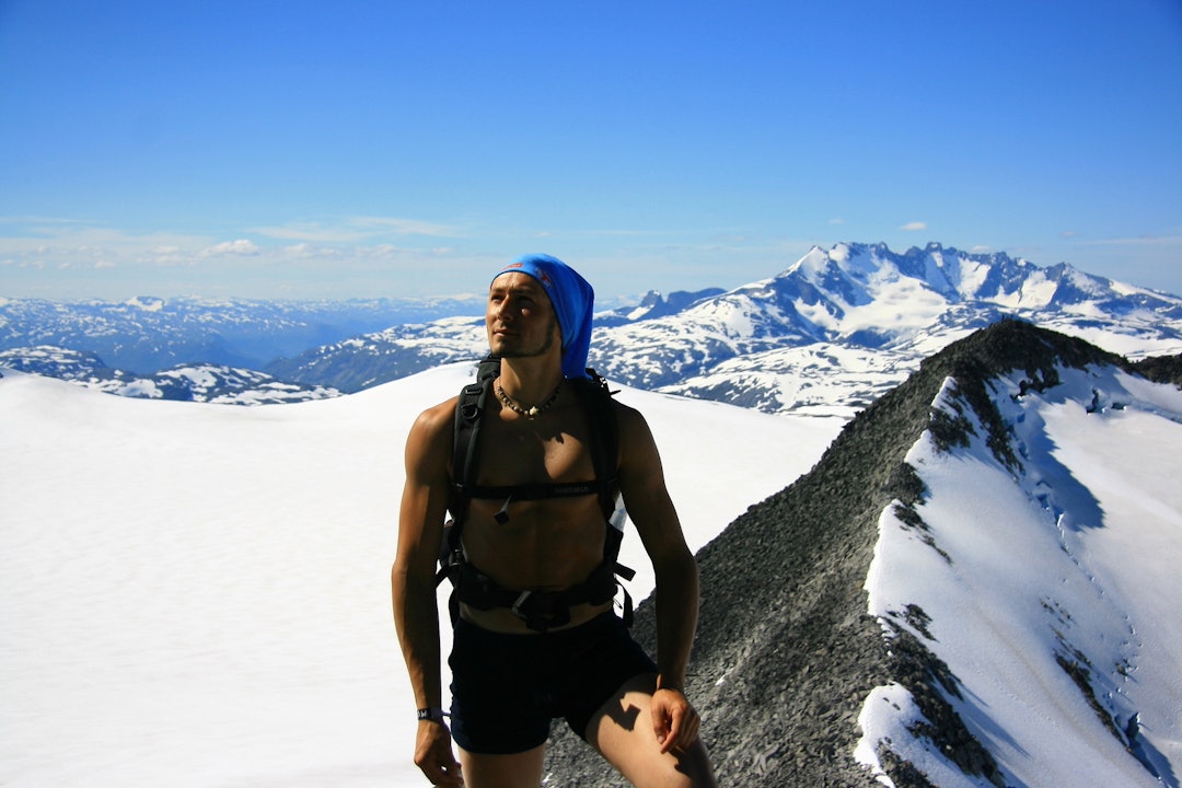 På JOBB: Henning holder kurs i fjellet stort sett hele sommeren. Her fra Smørstabbstindmassivet. Med kurs i Smørstabmassivet ca 2011 (foto deltaker)