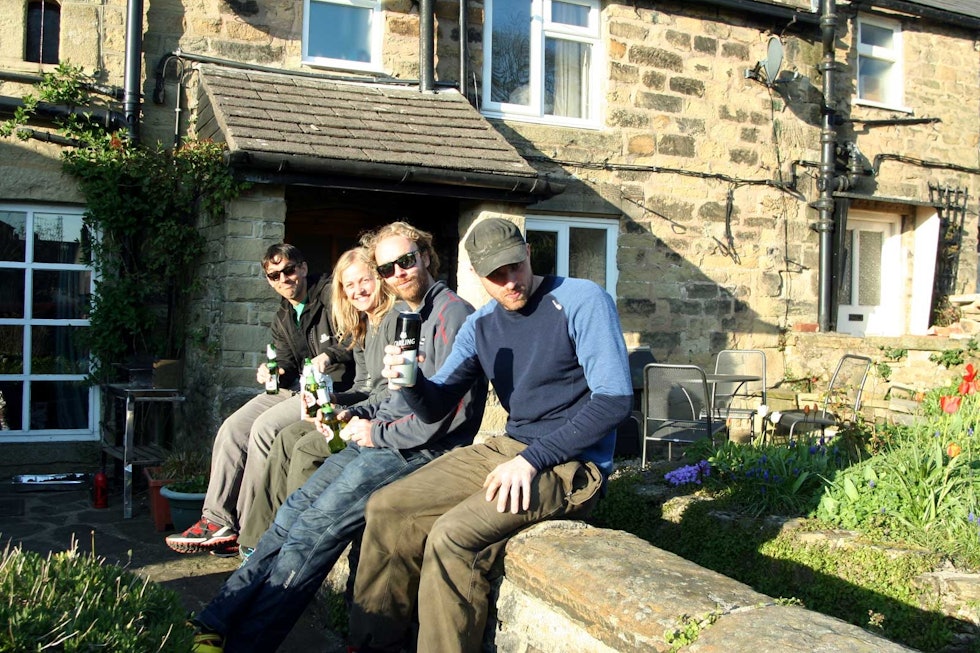 Utenfor hytta: Kenneth Andre Olsen, Paula Voldner, Steinar Grynning og Knut Fausa Storvik. Peak-District-England-Paula-Voldner-3