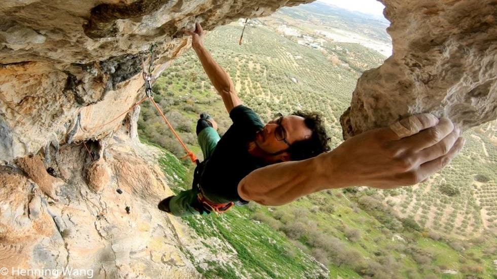 CRUXET: Henning Wang på cruxet på Chilam Malenum, en dyno rett etter 8c+ ankeret på ruta. Foto: Henning Wang (!) / GoPro stillbilde fra video henning-chilam-malenum-crop980