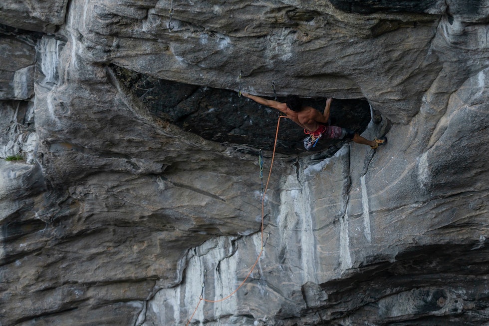 FLATANGER: Henning på Odins Øye (8c) i Flatanger. Foto: Leo Bøe Odins Øye, Flatanger 2020, Foto Leo Boe