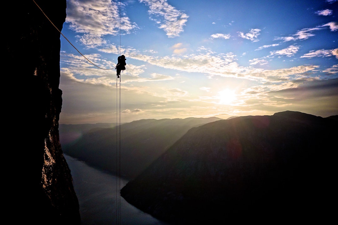 PÅ JOBB: Henning henger i statisk tau på Kjerag for å ta bilder av den første fribestigningen av Tsunami (9-/9) som ble gjort at Martin Skaar Olslund og Sindre Sæther. Foto: Sindre Sæther Fotograf på Kjerag under fribestigningen av Tsunami i 2013,  foto Sindre Sæther 2