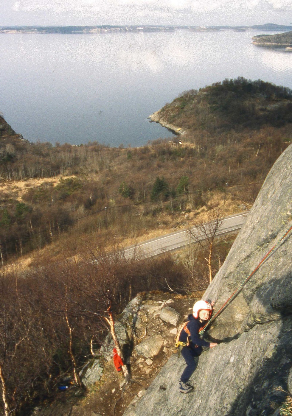 September 1984: Første taulengde på Ravnfloget (4) ved Molde. Foto: Iver Gjelstenli Espen-Fadnes-Klatring-2