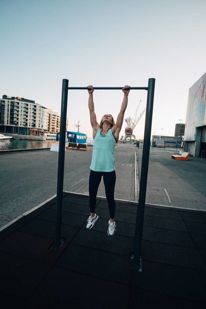 Pull ups kan du gjøre hvor som helst. Her er Tina Hafsas i urbane omgivelser og tar noen pull ups. Foto: Bjørnar Brende Smestad feq17qqa-kopi-crop660