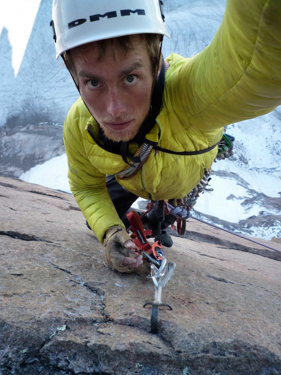Teknisk: Høyt oppe på Mount Asgard etter å ha gitt opp friklatringen, og rett før et 10 meters fall fra teknisk klatring grad A3+. Selfie: Leo Houlding Leo-Houlding-Klatring-1
