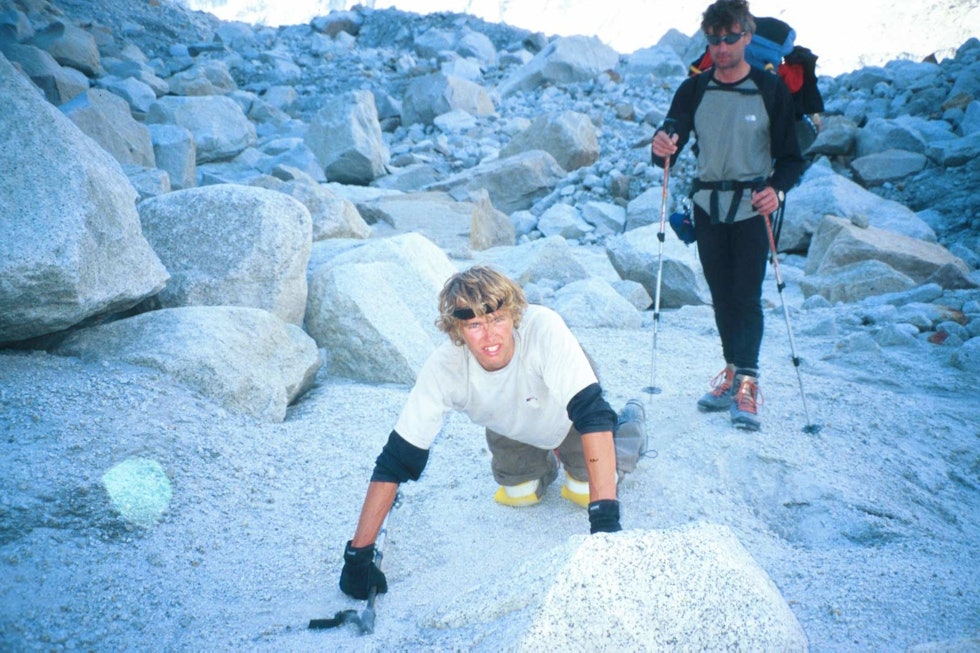 Touching the void: Det tok to dager å krabbe ned fra Cerro Torre med en kvestet ankel før Kevin Thaw bar pasienten en tredje dag inntil hjelpen kom. Foto: Selvutløseren Leo-Houlding-Klatring-4