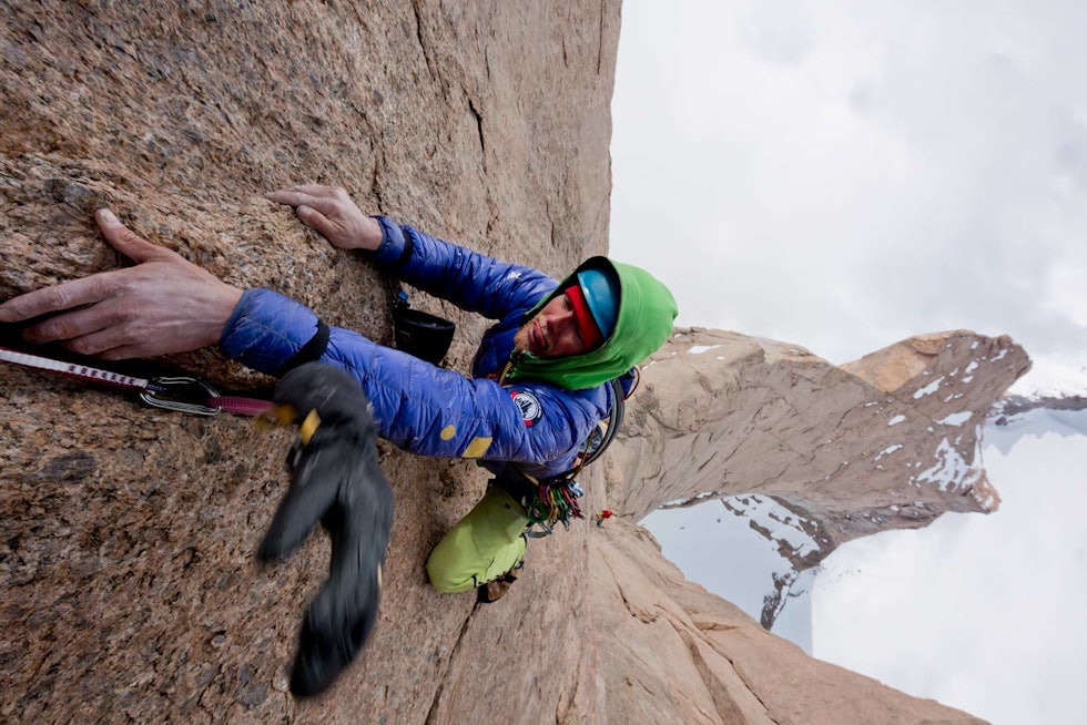 FAVORITT: Dette er et av de bildene Leo Houlding liker aller best fra karrieren; ham selv på led i Ulvetannas toppvegg med nordøstryggen synlig i bakgrunnen. Foto: Alastair Lee Leo-Houlding-Klatring-6