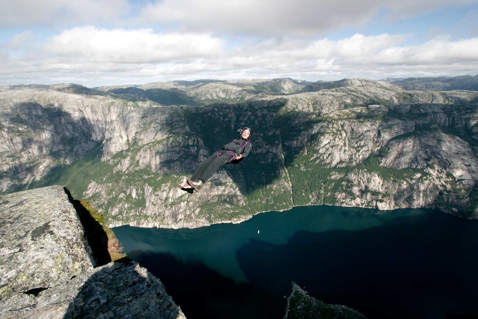 Base: Leo Houlding eksperimenterer med «aerials» fra Kjerag exit 6. Dette hoppet gikk ikke etter planen og resulterte i 6 svært ustabile sekunder før han fikk kontroll. Foto: Douggs MacDonald Leo-Houlding-Klatring-10