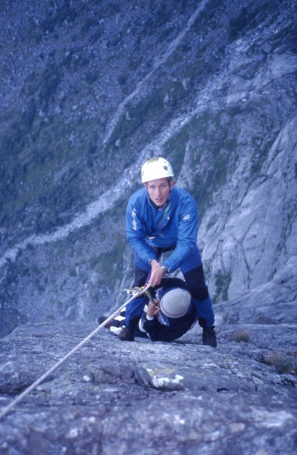 Redningsaksjon: Den første levende basehopperen som ble hentet ned fra Kjerag, 1997. Foto: Ture Bjørgen Morten-Disen-Klatring-4