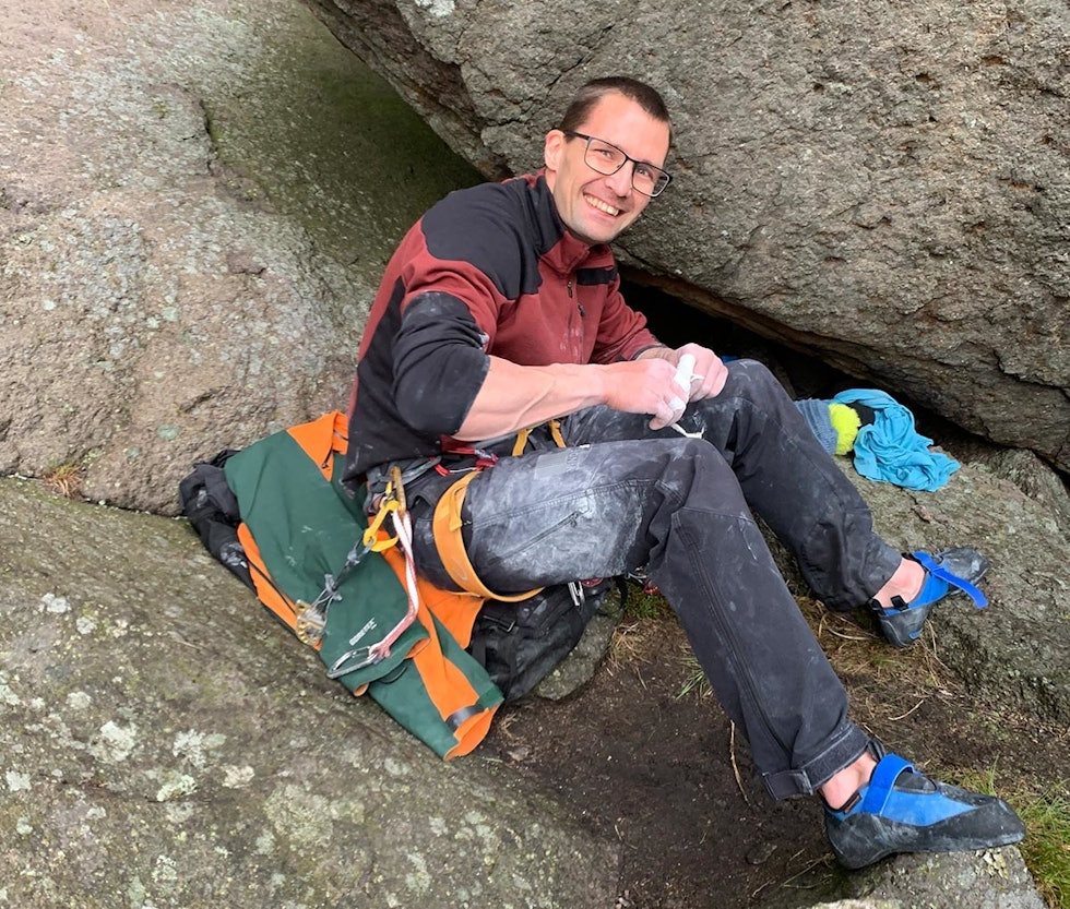 FORNØYD: John Henry Nilssen etter å ha klatra en av Norges vanskeligste riss – på naturlige sikringer. Foto: Jon Egil Auestad Ronny Medelsvensson Jøssingfjord Profilveggen John Henry Nilssen klatring