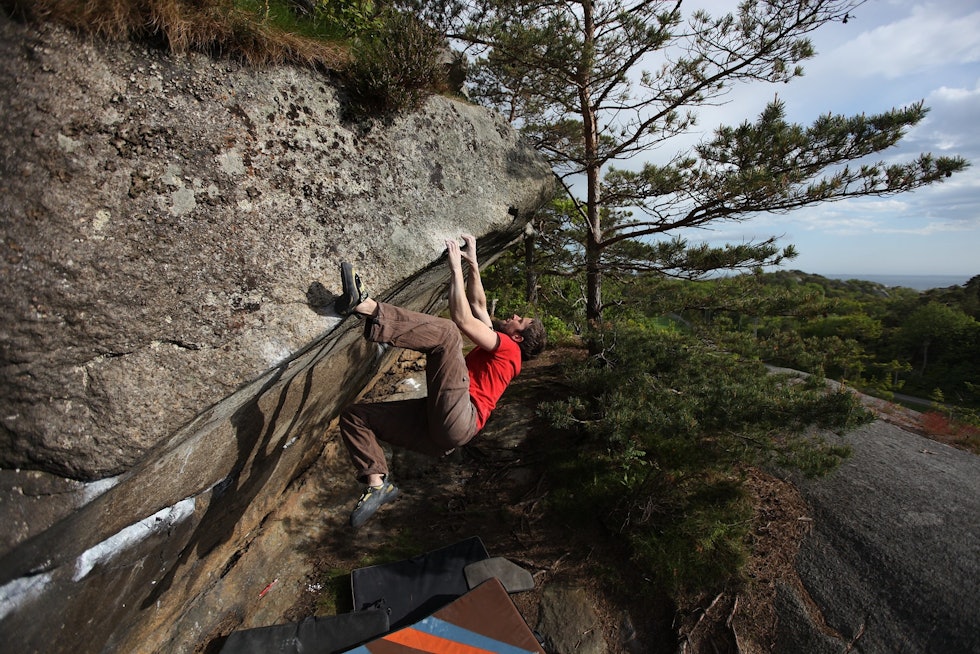 Sannefjord: Arve Rød prøver seg på Malcolms egg (7B+). Foto: Dag Hagen buldrematte sannefjord crachpad malcolms egg