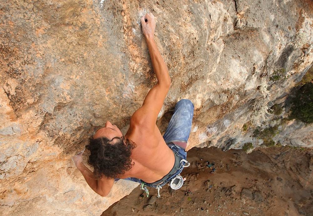 IKKE REDD: Henning Wang 70 meter over bakken – helt uredd på en lang runout, mens han topper ut Morgan Adam est une andalouse (8b). Foto: Dag Hagen henning8bkalymnos