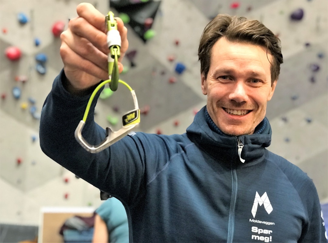 BARE JUL 2: Folk som klatrer i Moldeveggen kan bruke alle typer taubremser, men vi leier ut bare Edelrid Jul2, sier Eivind Markussen. FOTO: Iver Gjelstenli Moldeveggen klatring taubrems