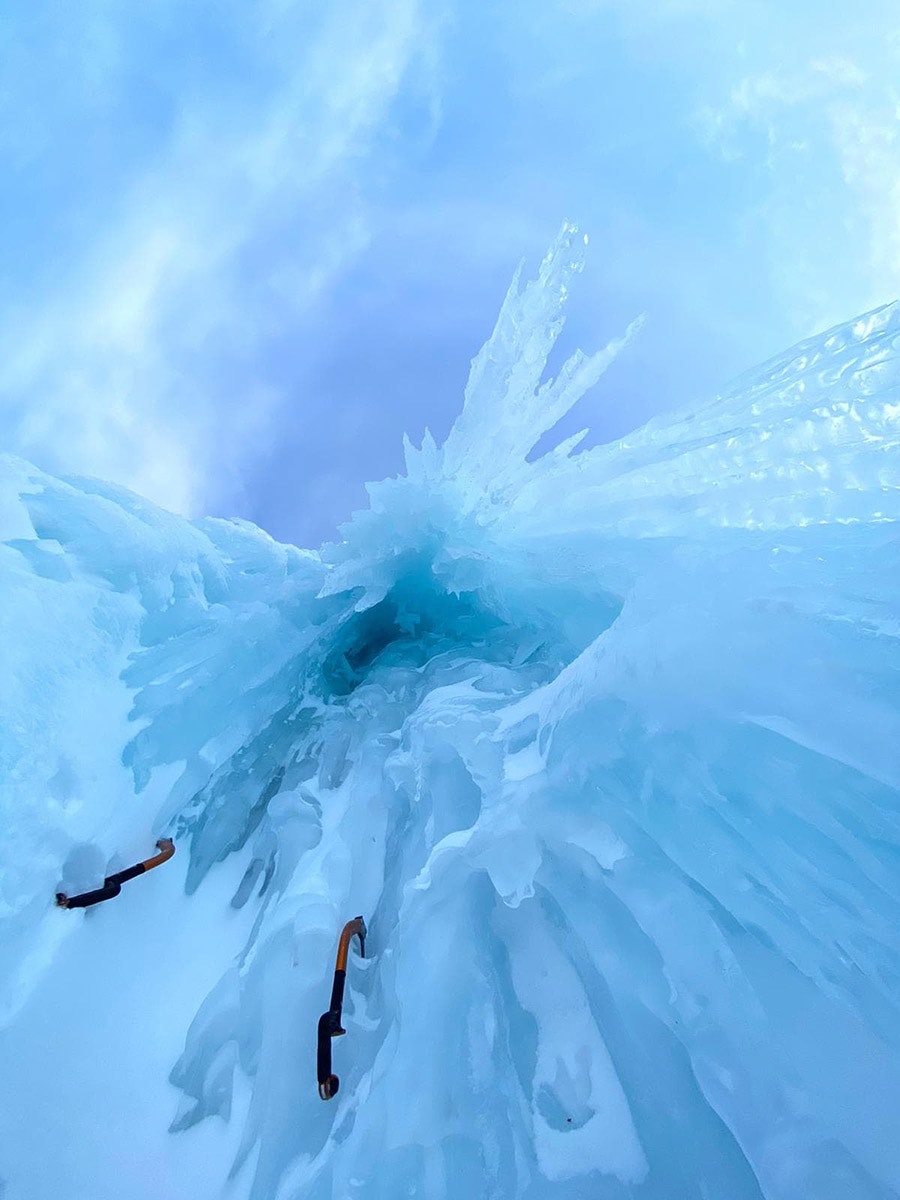 Flott is på Stalker, den harde varianten av Skredbekken. Foto: Jeff Mercier Arctic Ice Festival Jeff Mercier isklatring