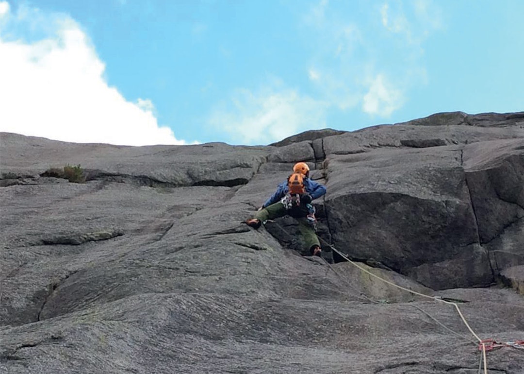 VALUTA FOR INNSATSEN: Den delikate 3.-taulengden på ruta Sølvpenger i Hunnedalen, en linje Sindre har kjørt forbi i årevis og gradvis blitt klar over. De fineste linjene er ofte de minst synlige. Foto: Thomas G. Gardum VALUTA FOR INNSATSEN: Den delikate 3.-taulengden på ruta Sølvpenger i Hunnedalen, en linje Sindre har kjørt forbi i årevis og gradvis blitt klar over. De fineste linjene er ofte de minst synlige. Foto: Thomas G. Gardum