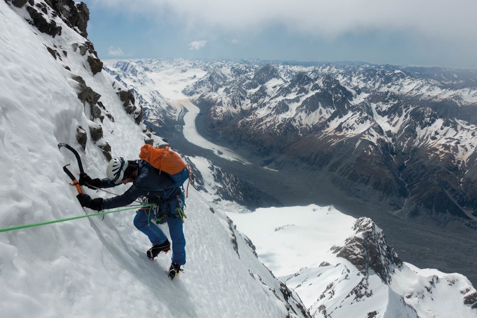 UTSIKT: Brad kommer opp til stand på slutten av det evigvarende isfeltet. I bakgrunnen ser vi Tasman glacier og noe av Sørøyas mange topper. AoRaki-New-Zealand-4