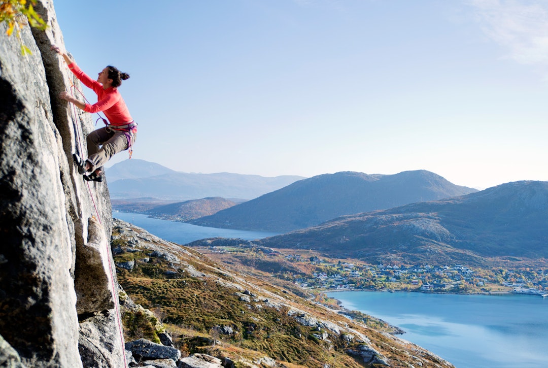Johanna Davidsson på en solskinnsdag i Ersfjorden. Foto: Hanna Mi Jakobson Ersfjorden klatring