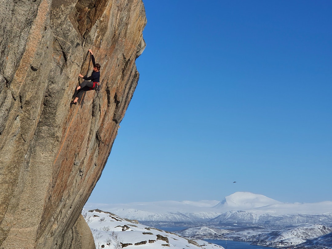 Johan Swärd åpner sesongen med Dingel Dangel. Foto: Knut Bjørnebye ersfjorden klatring