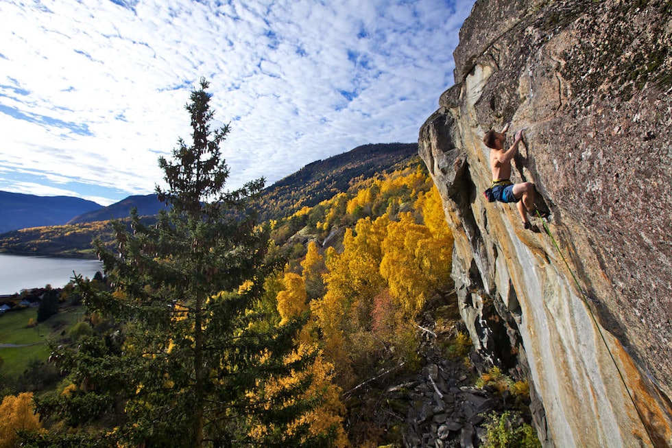 Kvam er et flott helårscrag. Jarle Kalland på No blir det baby (8b+) på Gulveggen på Kvam. Foto: Henning Wang. kvam-cragget-som-har-alt-crop1280