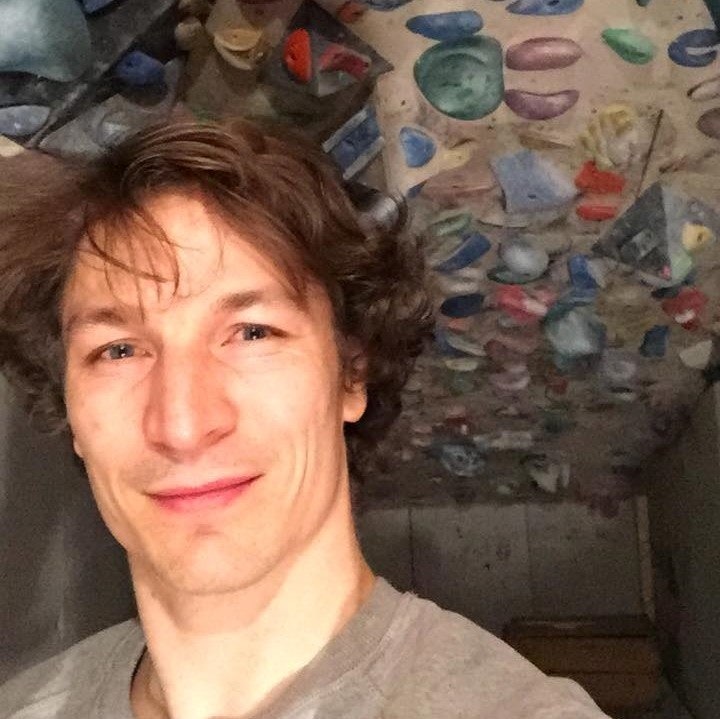 TREN HJEMME: Øyvind Sæter oppfordrer til å holde seg hjemme eller så isolert som mulig fra andre. Her er han på sitt eget hjemmecrag. Foto: Øyvind Sæter. Øyvind Sæter