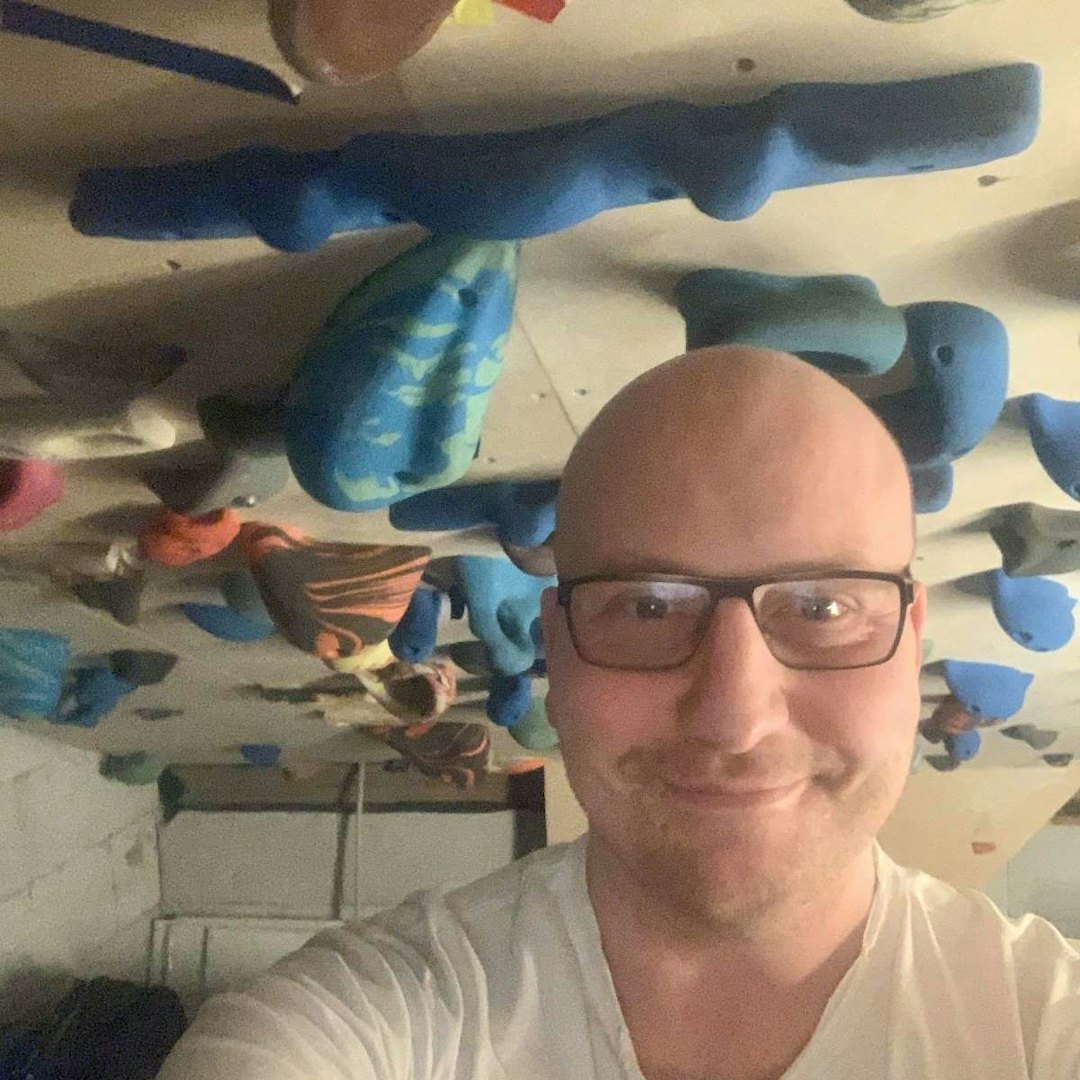 KLATRER ALENE: Ingen grunn til å ta unødvendige sjanser. Spotting er en glimrende måte å bli smittet på, fortller allmennlege og tidligere landslagslege Tobias Skylstad Kvernbo. Foto: Selfie KLATRER ALENE: Ingen grunn til å ta unødvendige sjanser. Spotting er en glimrende måte å bli smittet på, fortller allmennlege og tidligere landslagslege Tobias Skylstad Kvernbo. Foto: Selfie