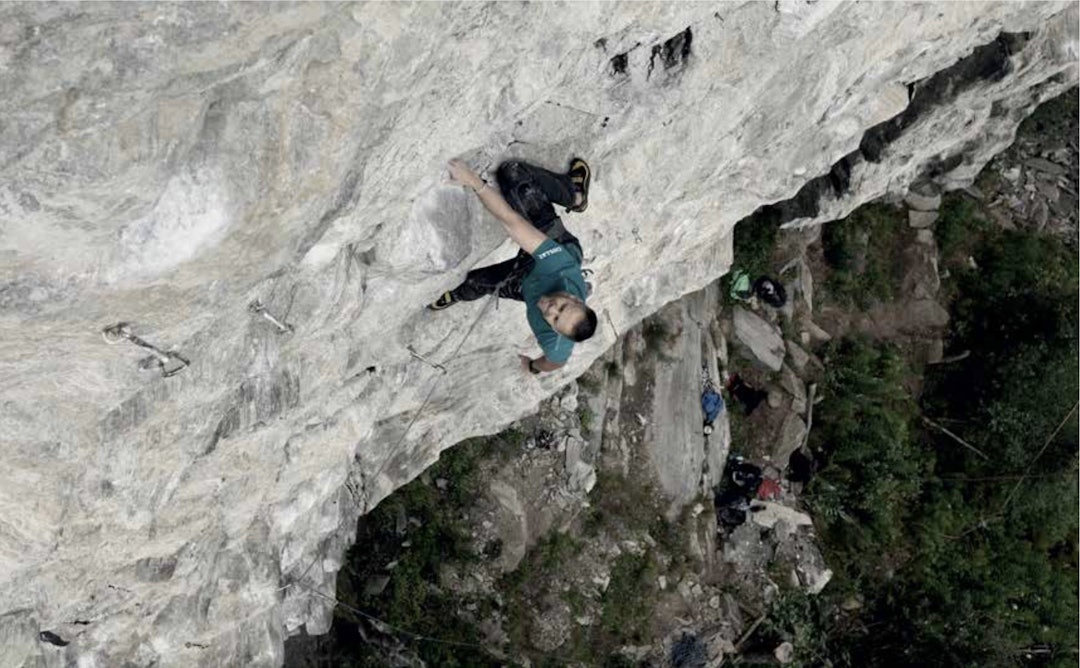 TØRR I REGNET: Søren Wold på gul rute (8/8+) på Tunnelcragget. Ingen av rutene har fått navn av førstebestigerne. Foto: Dag Hagen Klatrefører for Veblungsnes – et regnsikkert klatrefelt ved Åndalsnes.