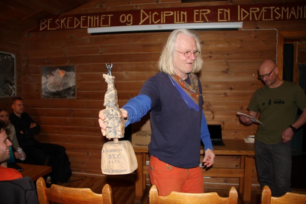 ÆRESMEDLEM: Tore Lundberg viser fram prisen han mottok da han forrige helg ble kåret til årets æresmedlem. Foto: Sindre Dimmen prisen