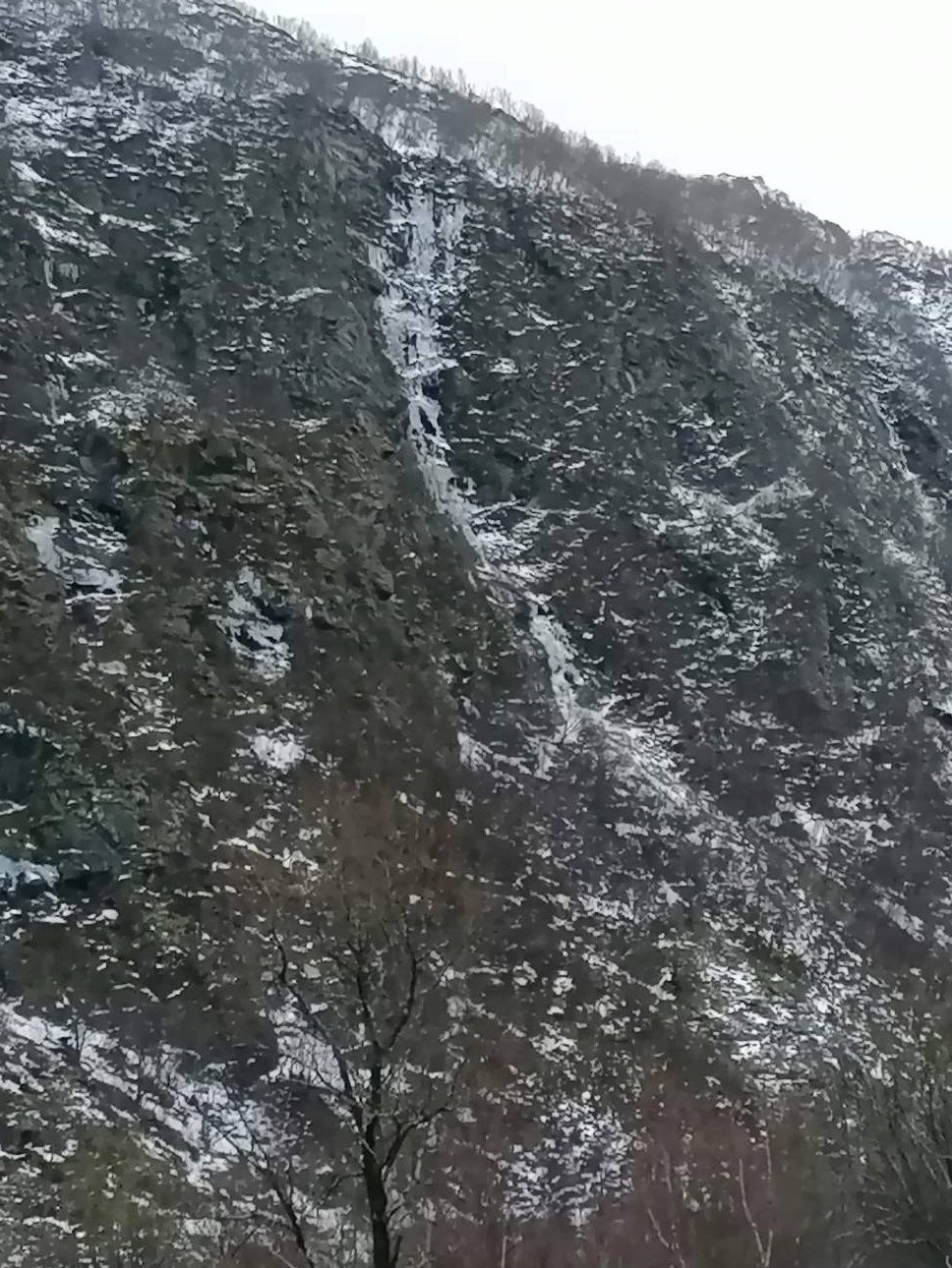 NOK TE Å SNO SÆ OPP: Det dannes vanligvis ikke mye is her, men grunnet mye skifte mellom regn og kulde fikk det bygd seg opp nok is. Foto: Kristian Vindvik bedre mix enn aldri