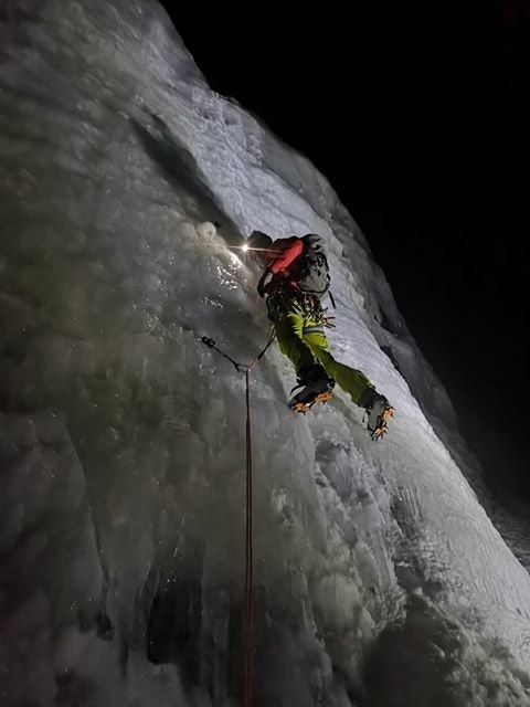MØRKETID: Andreas Grumstad lar seg ikke stoppe av manglende dagslys. Her på Hogndalsfossen WI4. Foto: Ronja Aronsen andreas grumstad