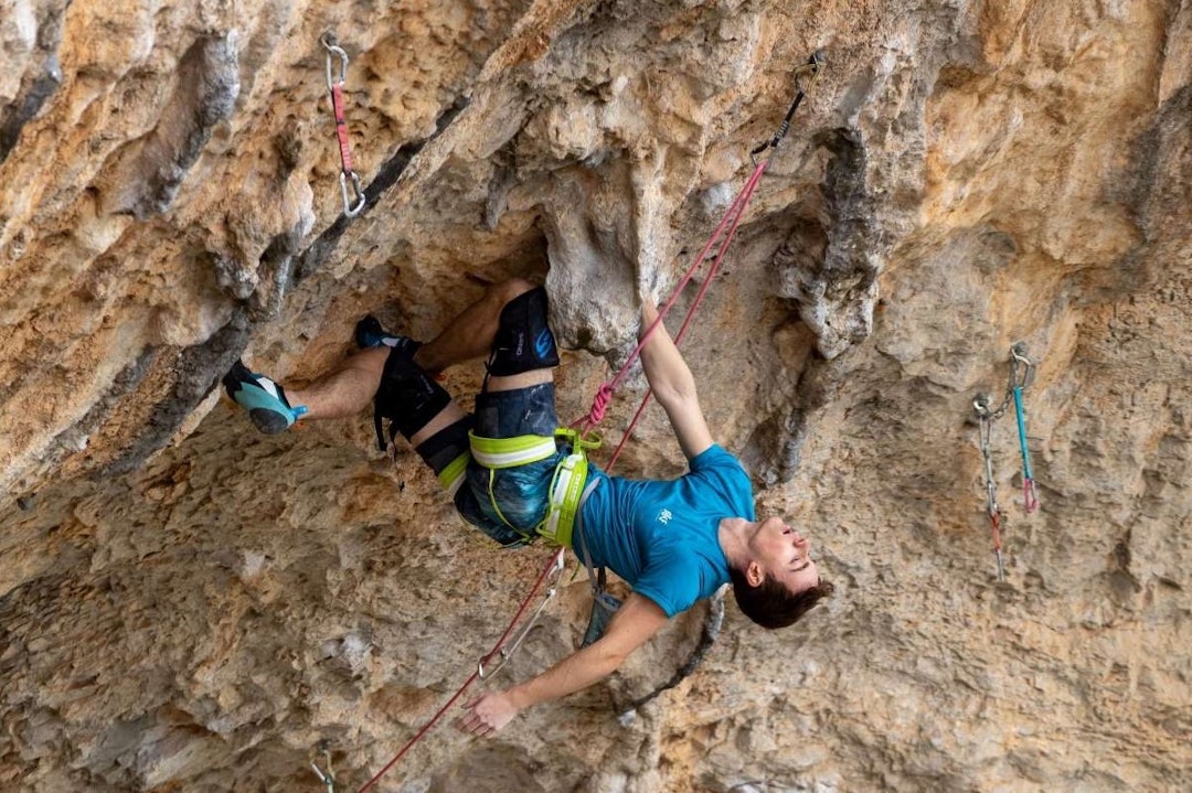 HVIL:Leo Bøe hviler på ruta La Planta de Shiva part 1 (8c). Foto: Henning Wang leo bøe klatrer