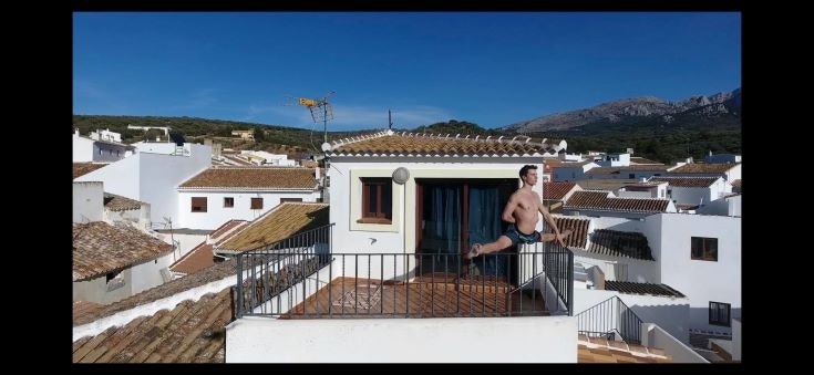 HVILEDAG: Leo benytter hviledagen til å tøye. Foto: Henning Wang leo bøe