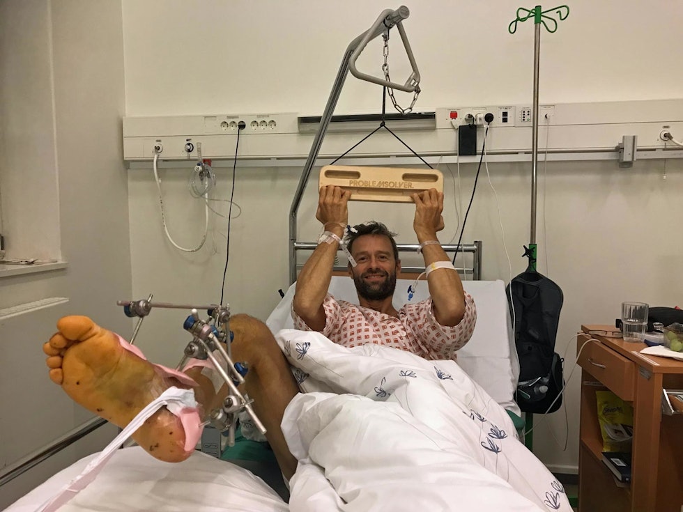 NEDE FOR TELLING: Den uheldige forfatteren holder fingerstyrken vedlike i sykesenga dag 3 på sykehuset. At han skulle bli nødt til å ligge sånn døgnet rundt en hel måned, var han lykkelig uvitende om på dette tidspunktet. Foto: Einar Paul Qvale Klatresporten-2