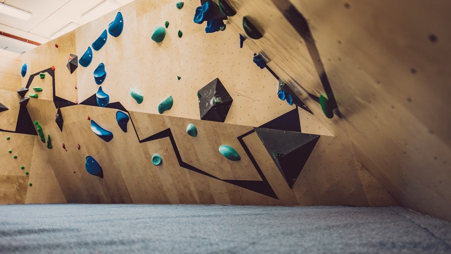 ERFARNE VEGGBYGGERE: Tjelemland Friksjon har stått bak flere store vegger i landet, blant annet denne på Bergen Klatresenter. Bergen klatresenter