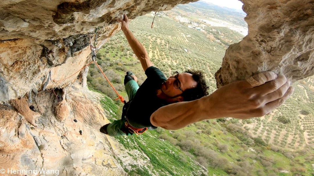CRUXET: Henning Wang på cruxet på Chilam Malenum, en dyno rett etter 8c+ ankeret på ruta. Foto: Henning Wang (!) / GoPro stillbilde fra video Henning Chilam Malenum
