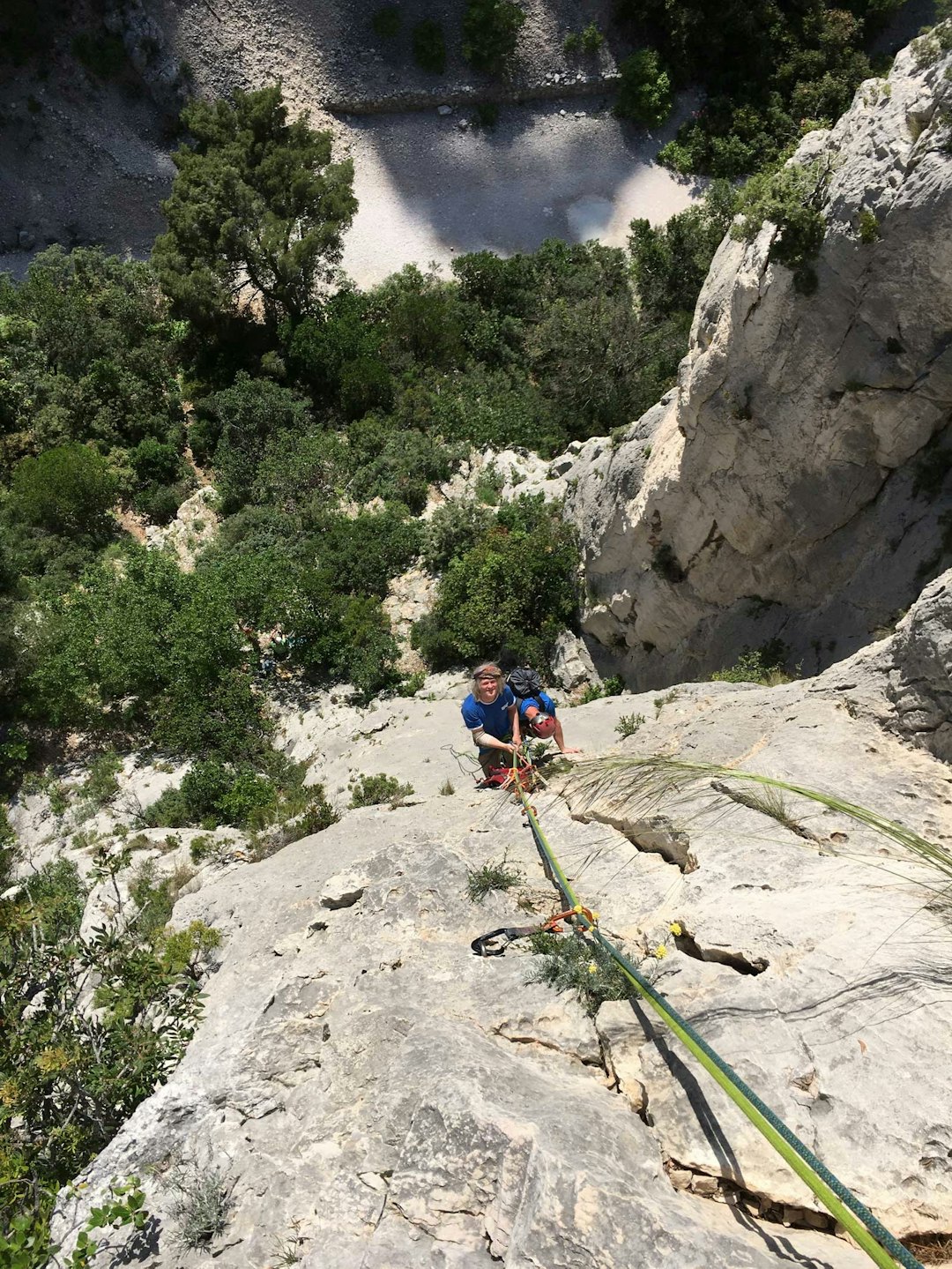 Overhengende: Øystein Dahl på cruxet i Les Futurs Croulants (6a+). Foto: Kjetil Solbakken Les-Calanques-4