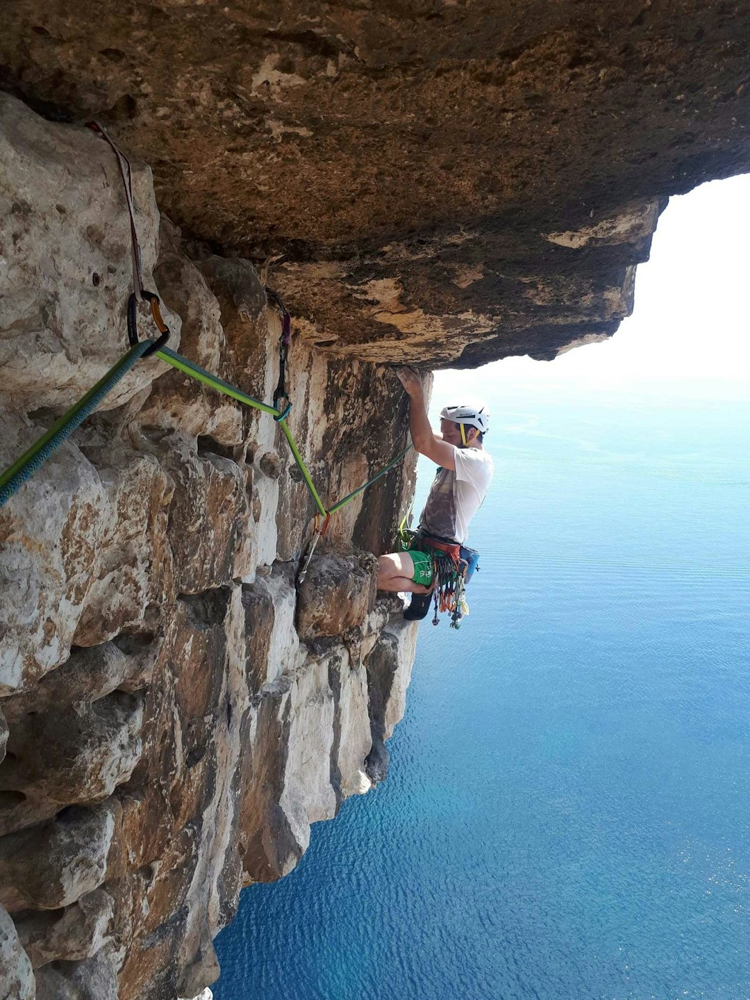 Standplass: Kjetil Solbakken midt i Éperon de l'Arche des Américains (6b+). Foto: Øystein Dahl Les-Calanques-5
