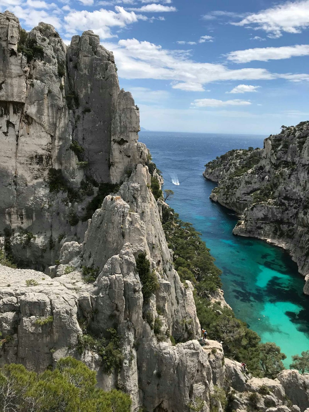 Massivt: Sydveggen av Grand Chandelle med Buffat- og Livanos-ruter på rekke og rad! Foto: Tore Lundberg Les-Calanques-6