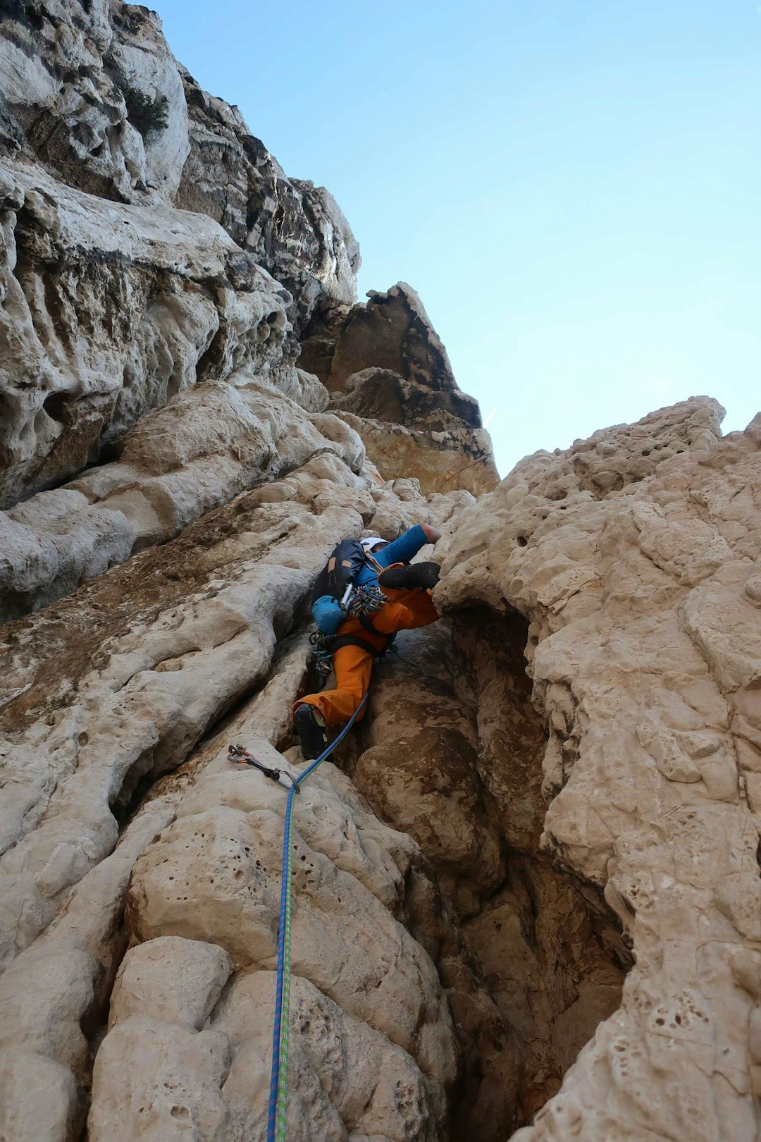 Opp: Rolf Friedli på Les Futurs Croulants (6a+). Cruxet er to taulengder over. Foto: Elisabeth Friedli Les-Calanques-9