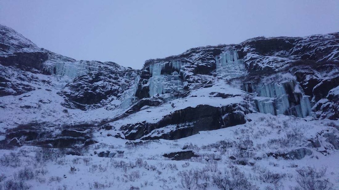 OVERSIKT: Vetlebotn i Stemmerdalen. Her er det mange ullike entaulengders linjer med kort anmarsj å velge mellom. Foto: Odd Magne Øgreid 7