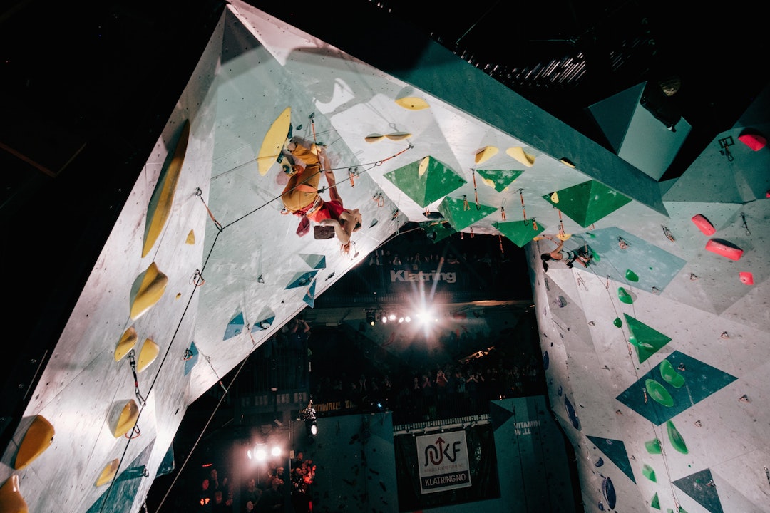 BRATT: Tina Hafsaas og Edel Lemvik klatrer på de bratteste linjene på Oslo Klatresenter. Foto: Bjørnar Smestad TinaHafsaasEdelLemvikFinale