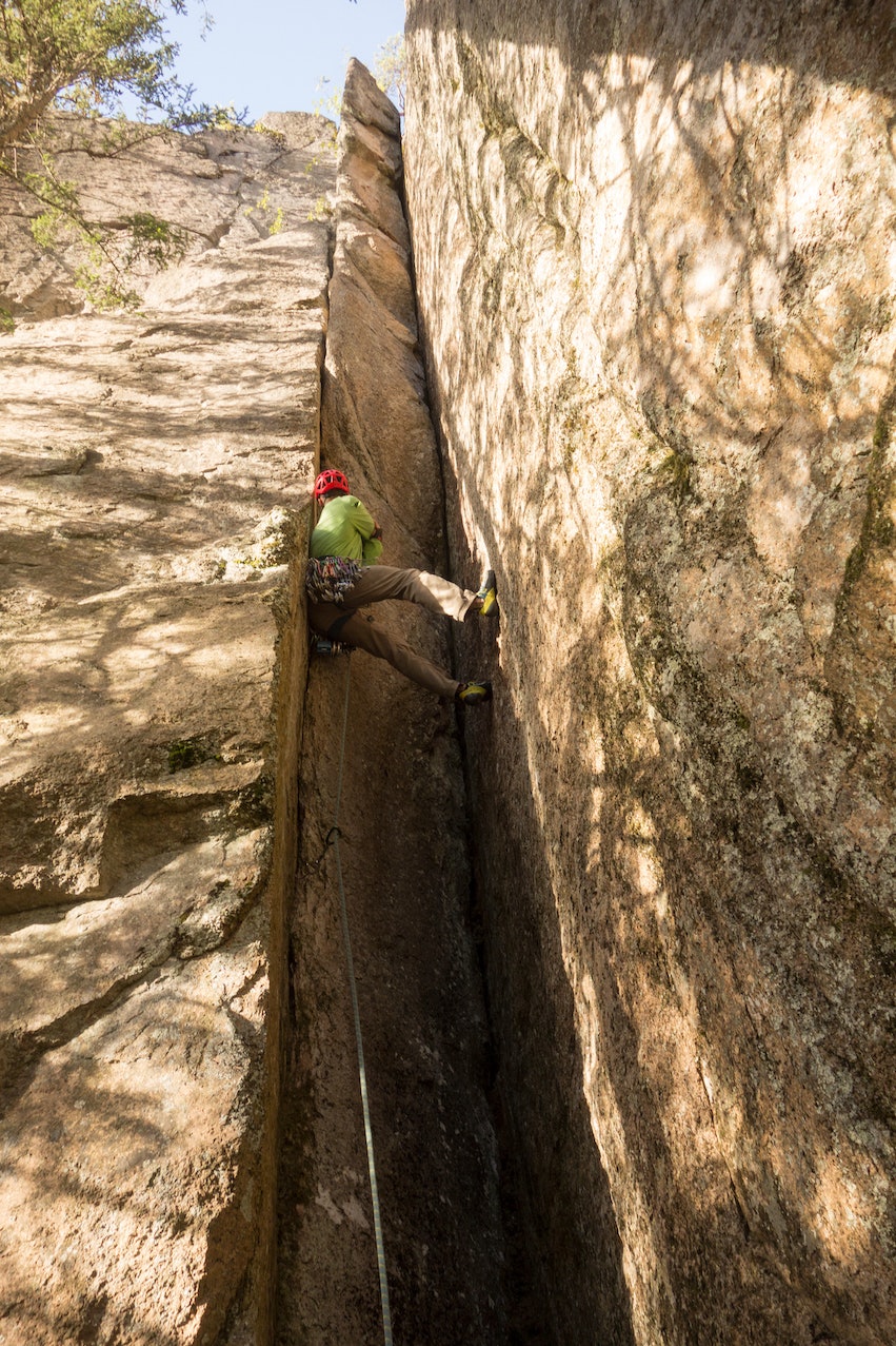 Tverråsen i Drammensmarka er en av de større klippeområdene på Østlandet. Her førstebestiger Lee Harrison ruta Cleopatras needle, grad 6+, i september i fjor. Totalt er det over femti ruter, og sikkert like mange muligheter for nye ruter, på denne østlige delen av Tverråsen Foto: Henning Høifødt. DSC08683