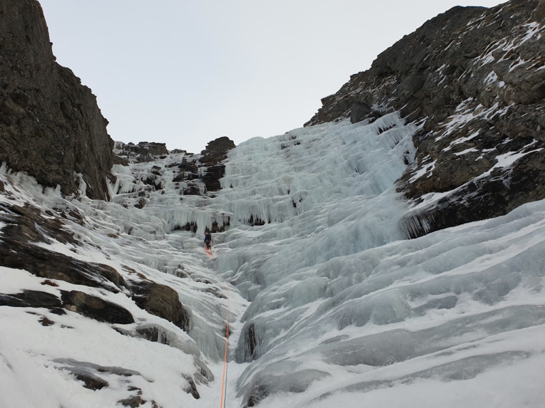 I GANG: Isklatresesongen er i gang. Her på vei opp Tjelden på Rolla. Foto: Odd Magne Fagerland I GANG: Isklatresesongen er i gang. Her på vei opp Tjelden på Rolla. Foto: Odd Magne Fagerland