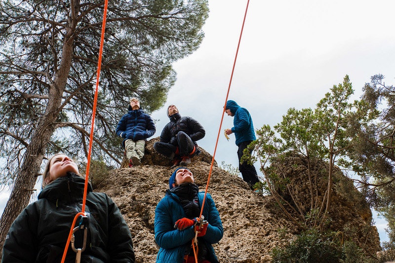 TILSKUERE: Høyt hang de, men sure var de ikke. Synnøve Berg Nesheim og Nina Skaugvoll sikrer. Foto: Dag Hagen klatring-klatrereise-spania-siruana-catalunya
