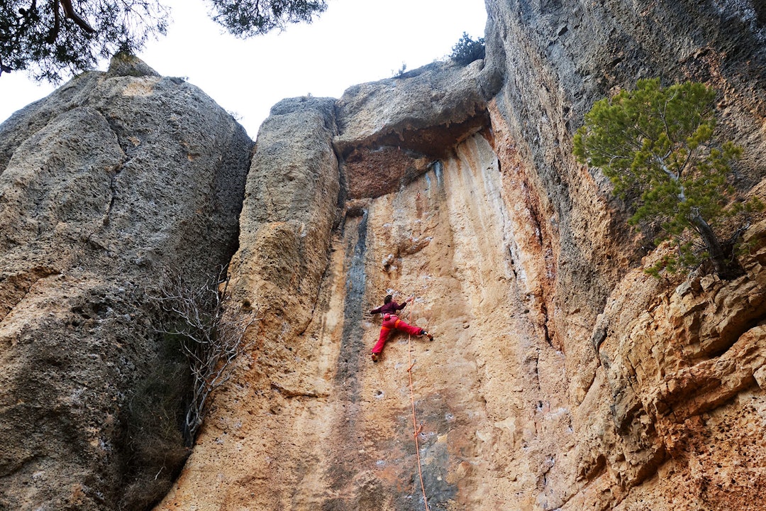 OPPDRIFT: Nina Skaugvoll har trua mot toppen av Zona Mixta (7b) i Margalef. Foto: Dag Hagen nina-katalonia-klatrereise
