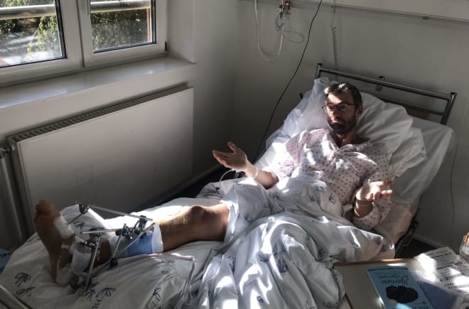 Skadet: Geir Evensen knuste ankelen og måtte operere inn skruer i foten. Foto: Privat Skadet: Geir Evensen knuste ankelen og måtte operere inn skruer i foten. Foto: Privat