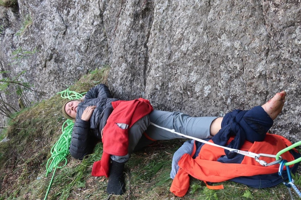 Paula med åpent brudd i ankelen på en hylle i Kjeragveggen for snart tre år siden. Foto: Erik Grandelius Fallet-i-Kjeragveggen-crop1280