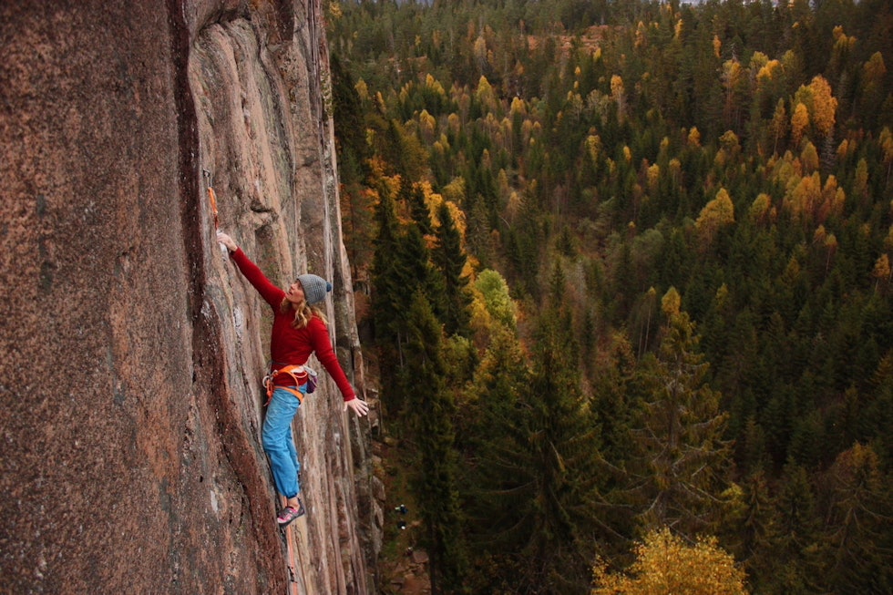 Paula på Trekkoppfuglen (8b) på Bergflødt i Lier. Det er en betydelig lengre rute med en ganske annen stil enn Maraton. Foto: Knut Bjørnebye trekkoppfuglen (9)