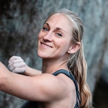 RIKTIG STED: Victoria Nordberg der hun vil være - under en vegg i Østmarka. Foto: Anki Grøthe